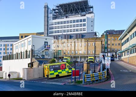 Brighton UK 20.. Dezember 2022 - NHS-Krankenwagen außerhalb Der A&E-Abteilung des Royal Sussex County Hospital in Brighton am Tag vor dem geplanten Streik der Ambulanz. : Credit Simon Dack / Alamy Live News Stockfoto