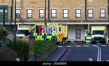 Brighton UK 20.. Dezember 2022 - NHS-Krankenwagen außerhalb Der A&E-Abteilung des Royal Sussex County Hospital in Brighton am Tag vor dem geplanten Streik der Ambulanz. : Credit Simon Dack / Alamy Live News Stockfoto