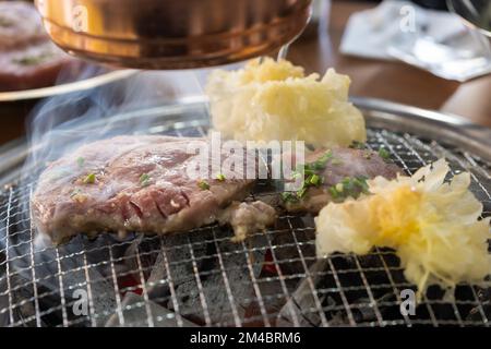 Köstliches Schweinefleisch mit tremella-Pilzen auf dem Grill Stockfoto