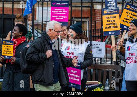 London, Großbritannien. 20.. Dezember 2022. Ein Mann gibt beim Vorbeigehen Daumen hoch der Unterstützung - Ein Streik von Krankenschwestern vor dem Royal Marsden Hospital als Teil des vom RCN organisierten Streiks über Krankenpflegegeld. Kredit: Guy Bell/Alamy Live News Stockfoto