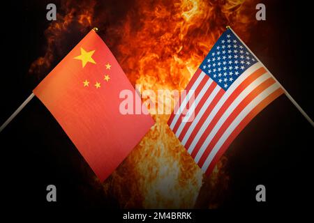 Flaggen Chinas und der Vereinigten Staaten von amerika vor dem Hintergrund einer feurigen Explosion. Das Konzept von Feindschaft und Krieg zwischen Ländern. Angespannte Politi Stockfoto