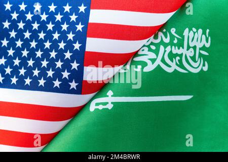 Hintergrund der Flaggen saudi-arabiens und der USA. Das Konzept der Interaktion oder Gegenaktion zwischen den beiden Ländern. Internationale Beziehungen. P Stockfoto