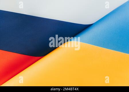 Ukraine gegen Russland im Weltkrieg-Krisenkonzept. Flaggen der Ukraine und Russlands. Stockfoto