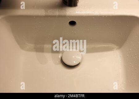 Das saubere, weiße Waschbecken im Badezimmer Stockfoto