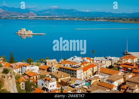 Ein Luftblick auf die Altstadt von Napflio und Burg Bourtzi in der Ägäis in Griechenland Stockfoto