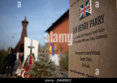 20. Dezember 2022, Popesti Leordeni, Rumänien. Heute wurde eine Gedenkstätte zum Gedenken an Ian Henry Parry (geboren am 1965, verstorben am 1989 - Geburtsdatum der Gedenkstätte ist falsch) vorgestellt, einen jungen britischen freiberuflichen Fotografen, der am 28.. Dezember 1989 starb, während er für eine britische Zeitung über die rumänische Revolution tätig war. An der neuen Gedenkfeier werden auch zwei andere Journalisten geehrt: Danny Huwe aus Belgien und Jean-Louis Calderon aus Frankreich. An der Zeremonie nahmen Ian ParryÕs Bruder Charles, Bildredakteur Aidan Sullivan, mit dem Ian zum Zeitpunkt seines Todes zusammenarbeitete, und die britische AMB Teil Stockfoto