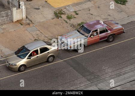 Maracaibo, Venezuela. 19.. Dezember 2022. Venezuelaner aus dem Ölstaat Zulia, stellen sich stundenlang in ihren Autos auf, um ihre Benzintanks in der Woche vor Weihnachten zu füllen, in der Nähe des Hauptquartiers des staatlichen Vertriebs pdvsa in der Stadt Maracaibo, Venezuela am 19. Dezember 2022. (Foto: Jose Isaac Bula Urruitia/Eyepix Group/Sipa USA) Guthaben: SIPA USA/Alamy Live News Stockfoto