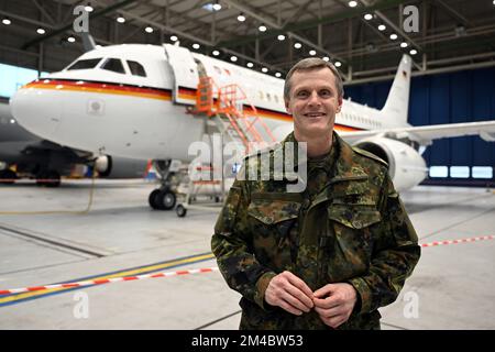 Köln, Deutschland. 20.. Dezember 2022. Michael Schoy, Brigadegeneral und Befehlshaber des Verifikationszentrums der Bundeswehr, steht in einem Hangar vor dem Airbus A319 OH. Das Flugzeug wird in Zukunft eingesetzt, um dem „Vertrag über offenen Himmel (OH)“ Leben einzuhauchen. In diesem Vertrag von 1992 verpflichten sich die Mitgliedstaaten, von anderen Vertragsstaaten Beobachtungsflüge über ihrem Hoheitsgebiet durchführen zu lassen. Kredit: Federico Gambarini/dpa/Alamy Live News Stockfoto