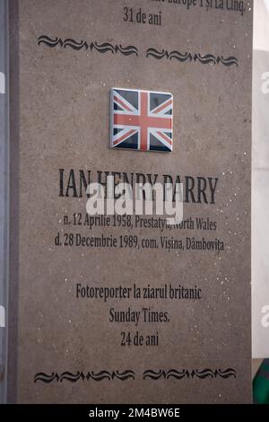 20. Dezember 2022, Popesti Leordeni, Rumänien. Heute wurde eine Gedenkstätte zum Gedenken an Ian Henry Parry (geboren am 1965, verstorben am 1989 - Geburtsdatum der Gedenkstätte ist falsch) vorgestellt, einen jungen britischen freiberuflichen Fotografen, der am 28.. Dezember 1989 starb, während er für eine britische Zeitung über die rumänische Revolution tätig war. An der neuen Gedenkfeier werden auch zwei andere Journalisten geehrt: Danny Huwe aus Belgien und Jean-Louis Calderon aus Frankreich. An der Zeremonie nahmen Ian ParryÕs Bruder Charles, Bildredakteur Aidan Sullivan, mit dem Ian zum Zeitpunkt seines Todes zusammenarbeitete, und die britische AMB Teil Stockfoto