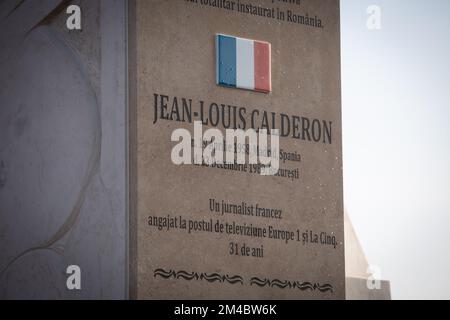 20. Dezember 2022, Popesti Leordeni, Rumänien. Heute wurde eine Gedenkstätte zum Gedenken an Ian Henry Parry (geboren am 1965, verstorben am 1989 - Geburtsdatum der Gedenkstätte ist falsch) vorgestellt, einen jungen britischen freiberuflichen Fotografen, der am 28.. Dezember 1989 starb, während er für eine britische Zeitung über die rumänische Revolution tätig war. An der neuen Gedenkfeier werden auch zwei andere Journalisten geehrt: Danny Huwe aus Belgien und Jean-Louis Calderon aus Frankreich. An der Zeremonie nahmen Ian ParryÕs Bruder Charles, Bildredakteur Aidan Sullivan, mit dem Ian zum Zeitpunkt seines Todes zusammenarbeitete, und die britische AMB Teil Stockfoto