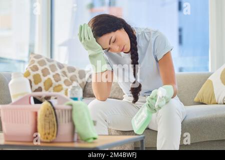 Sauberer, gestresster und müde für Frühjahrsputz-Appartement oder Housekeeping und Burnout im Wohnzimmer. Überarbeitetes Zimmermädchen, erschöpft und müde auf dem Sofa Stockfoto