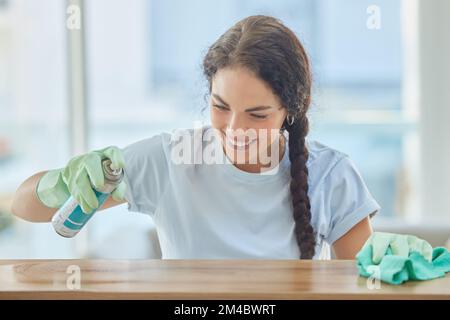 Reinigungs-, Tisch- und Happy Woman-Spray mit Tuch für Schmutz, Staub oder Bakterien auf Möbeln zu Hause. Alles gute zum Putzen, Housekeeping und Putzfrauen zum Wischen von Holz Stockfoto