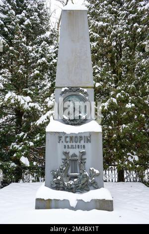 Chopin Monument-Obelisk, im Park am Geburtsort von Frederic Chopin, Zelazowa Wola, Polen. Es ist das erste Denkmal, das Chopin in Polen gewidmet ist Stockfoto