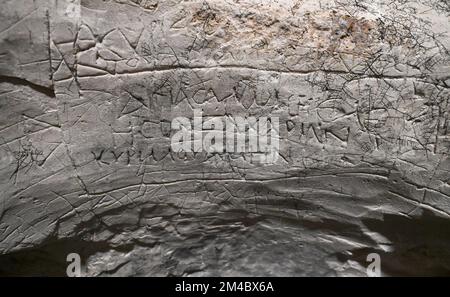 Lachish Forest, Israel. 20.. Dezember 2022. Eine Nahaufnahme der griechischen Inschrift für Salome in der aufwändigen 2.000 Jahre alten Familiengräberhöhle aus der zweiten Tempelzeit, bekannt als Salome-Höhle, im Lachischen Wald im jüdischen Tiefland, am Dienstag, den 20. Dezember 2022. Archäologen sagen, dass die Höhle weiterhin in der byzantinischen und frühen islamischen Zeit verwendet wurde und bekannt wurde als die Salome-Höhle aufgrund der Tradition, die sie als Grabstätte von Salome, der Hebamme Jesu, hält. Foto von Debbie Hill/ Kredit: UPI/Alamy Live News Stockfoto