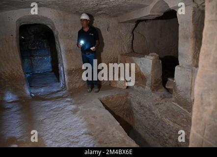 Lachish Forest, Israel. 20.. Dezember 2022. Der Archäologe Saar Ganor von der israelischen Antiquitäten-Behörde verwendet sein Handylicht in der aufwändigen 2.000 Jahre alten Familiengräberhöhle der zweiten Tempelperiode, bekannt als die Salome-Höhle, im Lachischen Wald im jüdischen Tiefland, am Dienstag, den 20. Dezember 2022. Archäologen sagen, dass die Höhle weiterhin in der byzantinischen und frühen islamischen Zeit verwendet wurde und bekannt wurde als die Salome-Höhle aufgrund der Tradition, die sie als Grabstätte von Salome, der Hebamme Jesu, hält. Foto von Debbie Hill/ Kredit: UPI/Alamy Live News Stockfoto