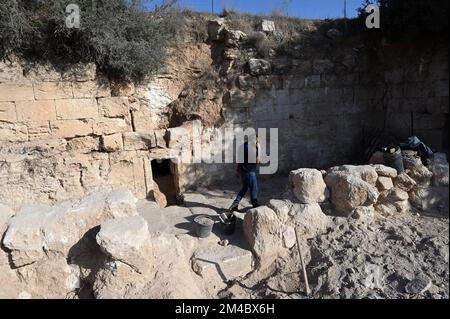 Lachish Forest, Israel. 20.. Dezember 2022. Der Archäologe Saar Ganor von der israelischen Antiquitäten-Behörde geht am Dienstag, den 20. Dezember 2022, vor den Eingang zur aufwändigen 2.000 Jahre alten Familiengräberhöhle der zweiten Tempelperiode, bekannt als Salome-Höhle, im Lachischen Wald im jüdischen Tiefland. Archäologen sagen, dass die Höhle weiterhin in der byzantinischen und frühen islamischen Zeit verwendet wurde und bekannt wurde als die Salome-Höhle aufgrund der Tradition, die sie als Grabstätte von Salome, der Hebamme Jesu, hält. Foto von Debbie Hill/ Kredit: UPI/Alamy Live News Stockfoto