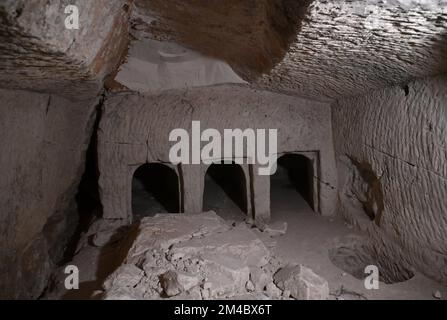 Lachish Forest, Israel. 20.. Dezember 2022. Im Inneren der aufwändigen 2.000 Jahre alten Familiengräberhöhle aus der zweiten Tempelzeit, auch bekannt als Salome Cave, im Lachischen Wald im jüdischen Tiefland am Dienstag, den 20. Dezember 2022. Archäologen der israelischen Antiquitäten-Behörde sagen, dass die Höhle weiterhin in der byzantinischen und frühen islamischen Zeit verwendet wurde und bekannt wurde als Salome-Höhle aufgrund der Tradition, die sie als Grabstätte von Salome, der Hebamme Jesu, hält. Foto von Debbie Hill/ Kredit: UPI/Alamy Live News Stockfoto