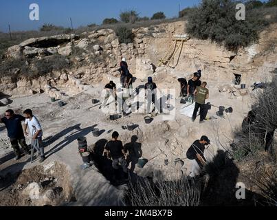 Lachish Forest, Israel. 20.. Dezember 2022. Arbeiter der Israel Antiquities Authority graben im Innenhof einer aufwändigen, 2.000 Jahre alten Familiengräberhöhle aus der zweiten Tempelzeit, bekannt als Salome Cave, im Lachischen Wald im jüdischen Tiefland, am Dienstag, den 20. Dezember 2022. Archäologen sagen, dass die Höhle weiterhin in der byzantinischen und frühen islamischen Zeit verwendet wurde und bekannt wurde als die Salome-Höhle aufgrund der Tradition, die sie als Grabstätte von Salome, der Hebamme Jesu, hält. Foto von Debbie Hill/ Kredit: UPI/Alamy Live News Stockfoto