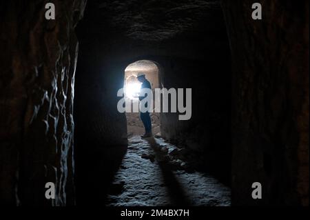 Lachish Forest, Israel. 20.. Dezember 2022. Der Archäologe Saar Ganor von der israelischen Antiquitäten-Behörde steht im Inneren der aufwändigen 2.000 Jahre alten Familiengräberhöhle aus der zweiten Tempelzeit, bekannt als Salome-Höhle, im Lachischen Wald im jüdischen Tiefland, am Dienstag, den 20. Dezember 2022. Archäologen sagen, dass die Höhle weiterhin in der byzantinischen und frühen islamischen Zeit verwendet wurde und bekannt wurde als die Salome-Höhle aufgrund der Tradition, die sie als Grabstätte von Salome, der Hebamme Jesu, hält. Foto von Debbie Hill/ Kredit: UPI/Alamy Live News Stockfoto