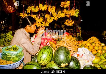 Blumen, die auf dem Markt von Siem Reap verkauft wurden Stockfoto