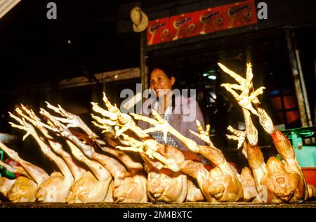 Huhn verkauft auf dem Markt von Siem Reap Stockfoto