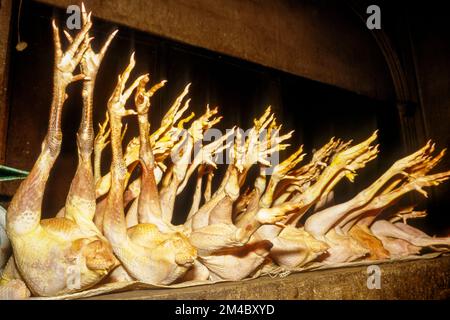 Huhn verkauft auf dem Markt von Siem Reap Stockfoto