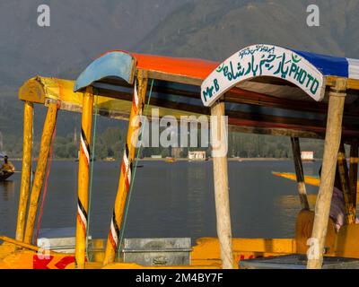 Komfortable shikaras sind bekannt für eine entspannte bootride am Dal Lake Stockfoto