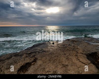 Raue Küste des Kaspischen Meeres. Kasachstan. Mangistau. 15 Juli 2020 Jahr. Stockfoto