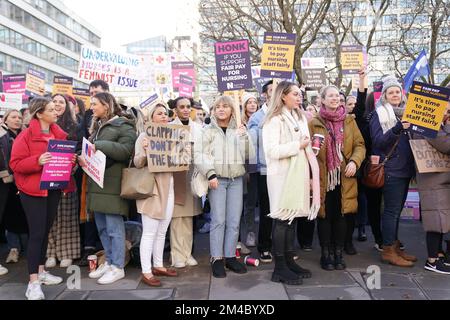 Mitglieder des Royal College of Nursing (RCN) auf der Streikpostenlinie vor dem St. Thomas' Hospital, Zentrum von London, als Krankenschwestern in England, Wales und Nordirland Arbeitskampf über Lohn. Foto: Dienstag, 20. Dezember 2022. Stockfoto