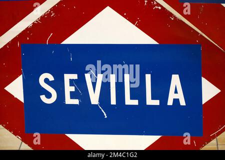 U-Bahn-Station Sevilla Schild in Madrid, Spanien Stockfoto