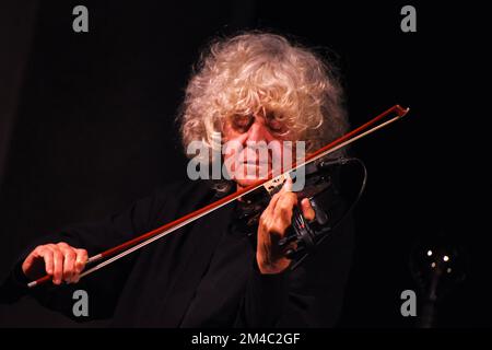 Der Violinist Angelo Branduardi tritt im Sacro Sud Festival in der Basilika San Domenico Maggiore in Neapel auf. (Foto: Pasquale Gargano/Pacific Press/Sipa USA) Stockfoto