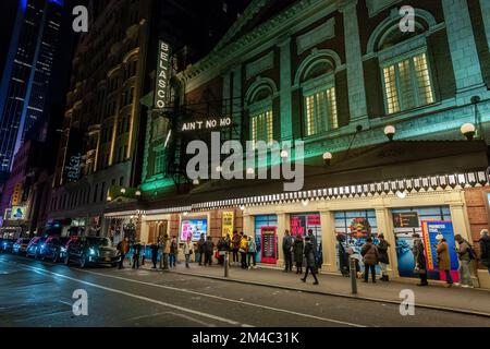 Theaterbesucher treten am Mittwoch, den 14. Dezember 2022, im Belasco Theatre im Broadway Theatre District in New York in eine Aufführung von Ai't No Mo ein. Das Spiel endet voraussichtlich am Sonntag, dem 18. Dezember, nach 17 Tagen geöffnet. (© Richard B. Levine) Stockfoto