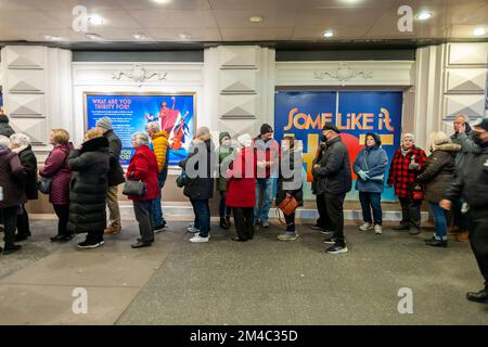 Theaterbesucher treten am Mittwoch, den 14. Dezember 2022 an einer Aufführung von Like IT Hot im Shubert Theatre im Broadway Theatre District in New York Teil. (© Richard B. Levine) Stockfoto