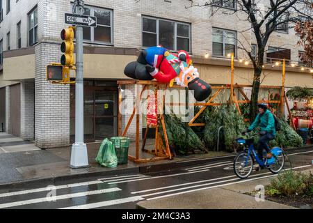 Ein aufblasbarer Wächter sellerÕs einem Weihnachtsbaum im Chelsea-Viertel von New York am Freitag, den 16. Dezember 2022. (© Richard B. Levine) Stockfoto