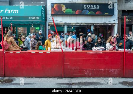 Vor der ÒLast SupperÓ JohnÕs Pizzeria in der trendigen Bleecker Street in Greenwich Village in New York am Samstag, den 17. Dezember 2022. (© Richard B. Levine) Stockfoto