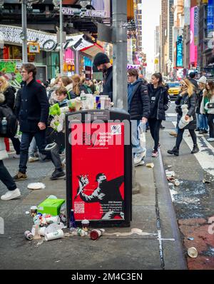 Überlaufender Müllcontainer am Times Square in New York am Sonntag, 18. Dezember 2022. (© Richard B. Levine) Stockfoto