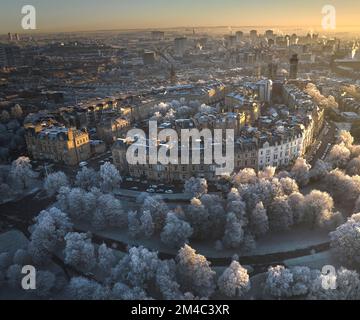 Luftaufnahme des Park Circus, Glasgow vom Kelvingrove Park, mit allen Bäumen bedeckt mit Heiserfrost nach mehreren Tagen mit Temperaturen unter Null Grad. Stockfoto