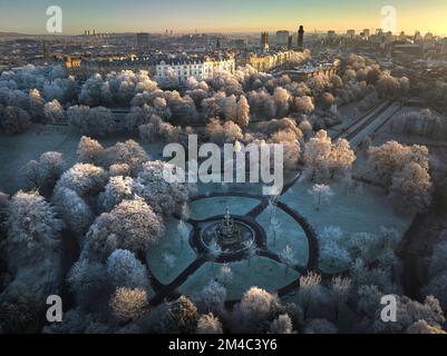 Luftaufnahme des Park Circus, Glasgow vom Kelvingrove Park, mit allen Bäumen bedeckt mit Heiserfrost nach mehreren Tagen mit Temperaturen unter Null Grad. Stockfoto