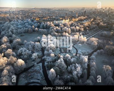 Luftaufnahme des Park Circus, Glasgow vom Kelvingrove Park, mit allen Bäumen bedeckt mit Heiserfrost nach mehreren Tagen mit Temperaturen unter Null Grad. Stockfoto