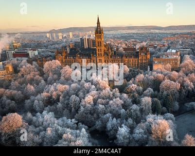 Luftaufnahme der Universität von Glasgow mit den Bäumen im Kelvingrove Park, bedeckt von Heiterfrost im Dezember. Stockfoto