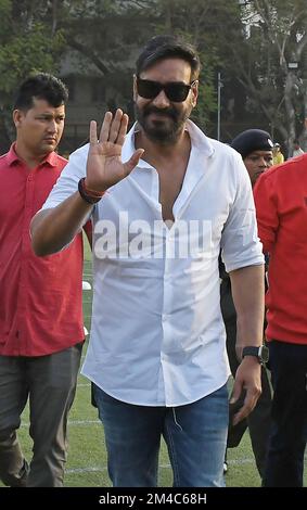 Mumbai, Indien. 20.. Dezember 2022. Bollywood-Schauspieler Ajay Devgn winkt den Medien zu, wenn er ankommt, um den jährlichen Sporttag der unterschiedlich geschädigten Kinder in Mumbai zu feiern und zu unterstützen. Kredit: SOPA Images Limited/Alamy Live News Stockfoto