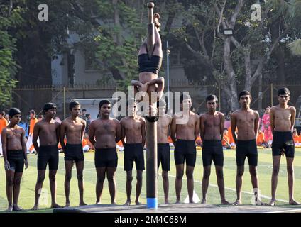 Mumbai, Indien. 20.. Dezember 2022. Eine Schülerin der Victoria Memorial Schule für Sehbehinderte führt Mallakhamb (Gymnastik-Posen auf einer Holzstange) während des jährlichen Sporttags der unterschiedlich behinderten Kinder in Mumbai auf. Kredit: SOPA Images Limited/Alamy Live News Stockfoto