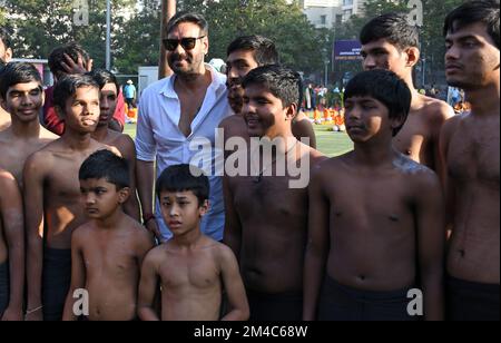 Mumbai, Indien. 20.. Dezember 2022. Bollywood-Schauspieler Ajay Devgn posiert für ein Foto, während er den jährlichen Sporttag der unterschiedlich geschulten Kinder in Mumbai anfeuert und unterstützt. Kredit: SOPA Images Limited/Alamy Live News Stockfoto