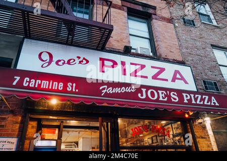 New York, USA - 21. November 2022: Joe's Pizza, ein kultiges Pizzastaurant in Greenwich Village, das 1975 von Joe gegründet wurde Stockfoto