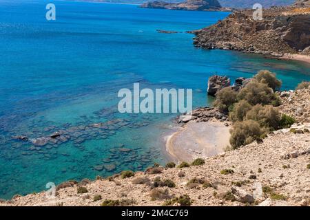 Mittelmeer an der felsigen Küste. Verlassener Strand mit drei Kreuzen und klarem türkisfarbenem Wasser. In der Nähe von Stegna, Archangelos, Rhodos, Griechenland. Stockfoto