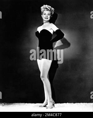 Goldwyn Girl BETTY HALL in Pin-up Publicity Pose für DANNY KAYE in UP IN ARMS 1944 Director ELLIOT NUGENT The Samuel Goldwyn Company / Avalon Productions / RKO Radio Pictures Stockfoto