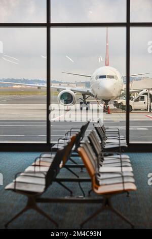 Flugzeugbetankung und Abflugbereich. Verkehrs- und Energieindustrie. Stockfoto