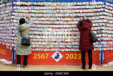 Seoul, Südkorea. 20.. Dezember 2022. Besucher hängen Neujahrswünsche an den Neujahrswunschturm 2023 im Jogyesa-Tempel, einem der buddhistischen Tempel in Seoul. (Kreditbild: © Kim Jae-Hwan/SOPA Bilder über ZUMA Press Wire) Stockfoto