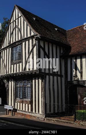 Spektakuläre Holzrahmen und bogenförmiger Eingang zu einem mittelalterlichen guildhall und Wollmarkt: Jet-TED-Giebel des südlichen Kreuzflügels des Swan Hotels in Lavenham, Suffolk, England, Großbritannien, mit Sitz um ein Hall House, das von der Guild of the Selessed Virgin und von Händlern genutzt wird, die Wolle und Stoff aus East Anglian handeln. Stockfoto