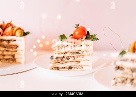 Ein Stück Puffkuchen mit Pilzen und Huhn auf dem Teller vor pinkfarbenem Hintergrund Stockfoto